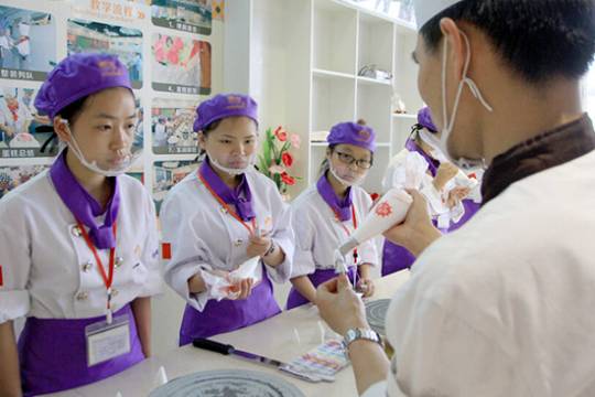 新東方烹飪學校學西點學費貴嗎